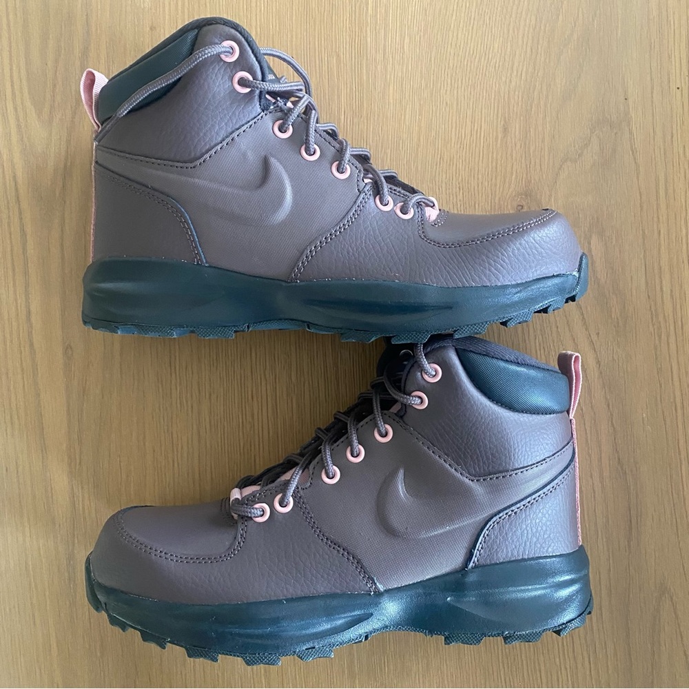 Nike Manoa ’17 Leather Boots, Violet Ore Brown Pink BQ5372-200, Girls 5Y, New